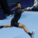 Djokovic thắng dễ Zverev, vào bán kết ATP Finals