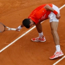 Djokovic thắng nhọc, đập vợt tại vòng hai Monte Carlo