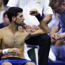 US Open 2019: Gặp chấn thương vai, Djokovic nén đau để giành quyền đi tiếp